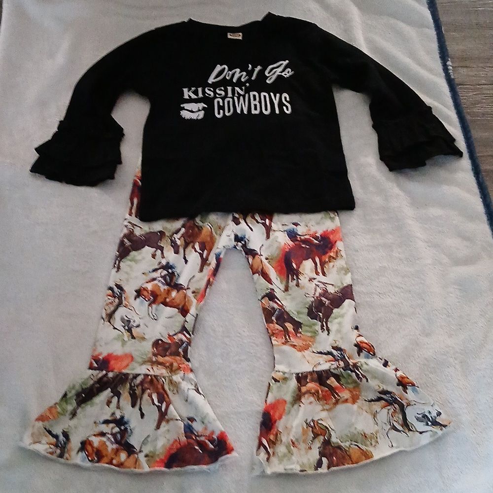 Don't Go Kissing Cowboys bellbottom pants and top set Sz 2t-3t (100) NWOT